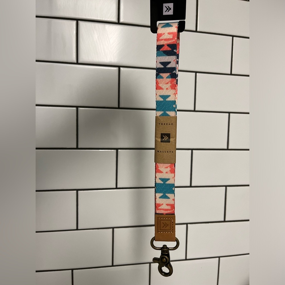 Thread wallet geometric neck lanyard